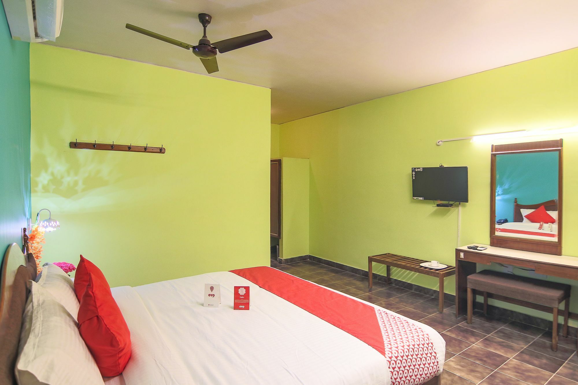 Oyo 10709 Hotel Sbt Visakhapatnam Buitenkant foto